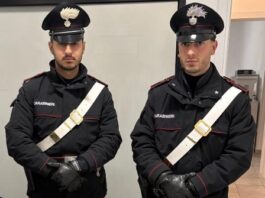 Cerca di entrare in casa della ex armato di coltelli: 50enne bloccato col taser e arrestato dai carabinieri