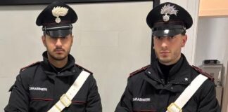 Cerca di entrare in casa della ex armato di coltelli: 50enne bloccato col taser e arrestato dai carabinieri