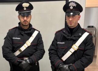 Cerca di entrare in casa della ex armato di coltelli: 50enne bloccato col taser e arrestato dai carabinieri