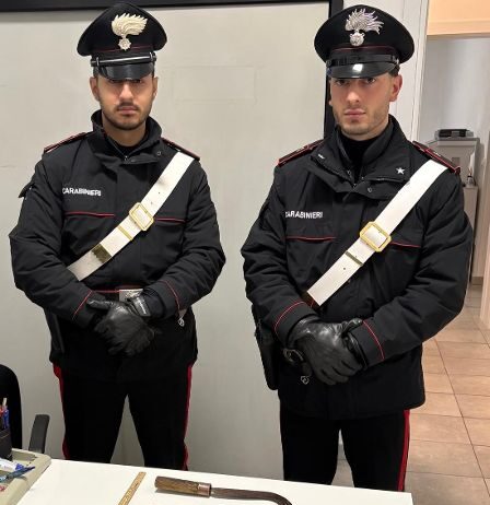 Cerca di entrare in casa della ex armato di coltelli: 50enne bloccato col taser e arrestato dai carabinieri
