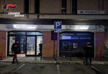 Fanno esplodere il Bancomat e fuggono con il bottino