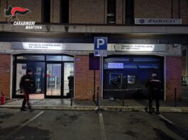 Fanno esplodere il Bancomat e fuggono con il bottino