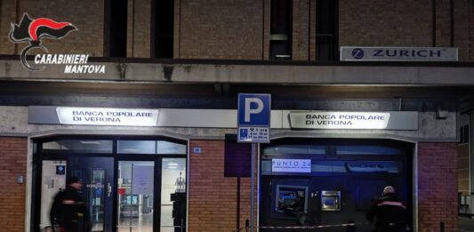 Fanno esplodere il Bancomat e fuggono con il bottino