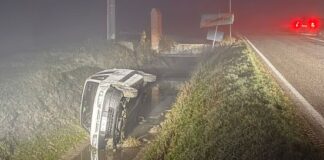 Scontro tra due auto a Roncoferraro, una finisce fuori strada: miracolato il conducente