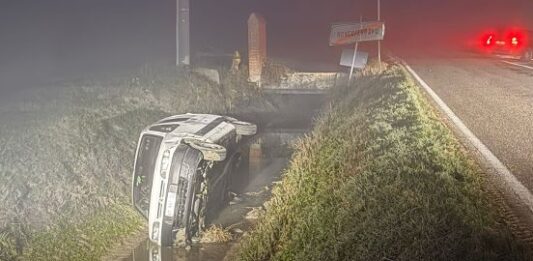 Scontro tra due auto a Roncoferraro, una finisce fuori strada: miracolato il conducente