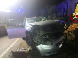 Auto sbanda e finisce contro una casa a Sustinente, cinque giovani feriti