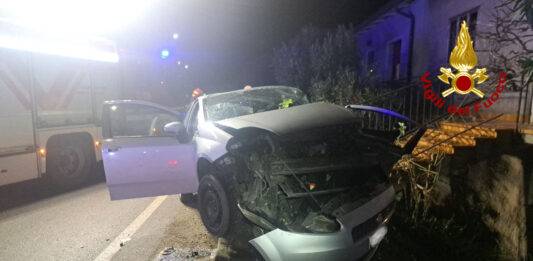Auto sbanda e finisce contro una casa a Sustinente, cinque giovani feriti