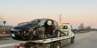 Catena di incidenti tra 4 auto: feriti 28enne e 66enne