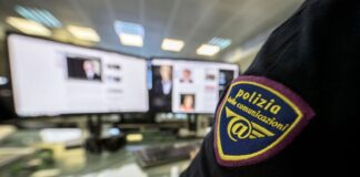 Adescano una 13enne in chat e si fanno mandare sue foto a luci rosse: denunciati 5 adulti