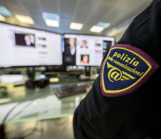 Adescano una 13enne in chat e si fanno mandare sue foto a luci rosse: denunciati 5 adulti