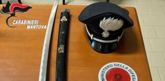 Suzzara, in casa con un taser e una katana: denunciato un giovane di 20 anni
