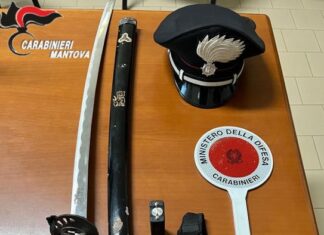 Suzzara, in casa con un taser e una katana: denunciato un giovane di 20 anni