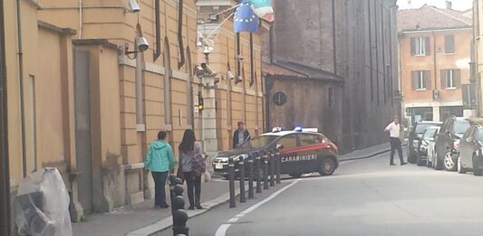 Riempie di botte le sue due sorelle di 20 e 15 anni: in manette un giovane pachistano