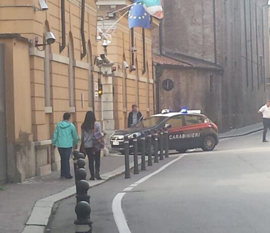 Riempie di botte le sue due sorelle di 20 e 15 anni: in manette un giovane pachistano