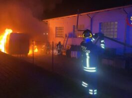 A fuoco un furgone a Suzzara. Vigili del fuoco e carabinieri sul posto