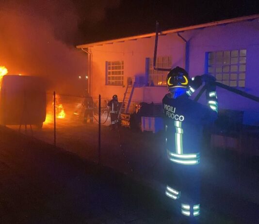 A fuoco un furgone a Suzzara. Vigili del fuoco e carabinieri sul posto