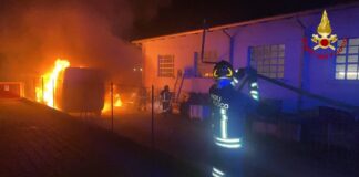 Suzzara – Furgone divorato dalle fiamme: intervento dei vigili del fuoco