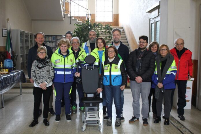 Autorità e volontari alla cerimonia di consegna