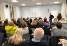 Castelbelforte, sala civica gremita per la presentazione del libro di Matteo Vincenzi “1982 e dintorni. Cosa rimane di noi”