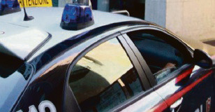 Tira calci e pugni ai Carabinieri: in manette una 42enne