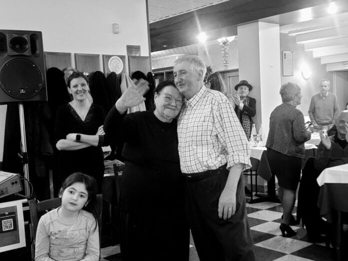 Loretta e Graziano commossi davanti ai clienti