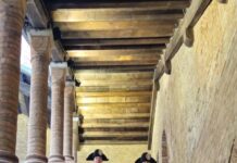 Centro cittadino presidiato da due carabinieri in uniforme storica