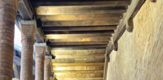 Centro cittadino presidiato da due carabinieri in uniforme storica