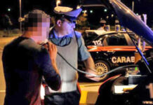 Al volante con un tasso alcolemico oltre 4 volte il limite: patente ritirata e denuncia per un 23enne