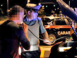 Al volante con un tasso alcolemico oltre 4 volte il limite: patente ritirata e denuncia per un 23enne