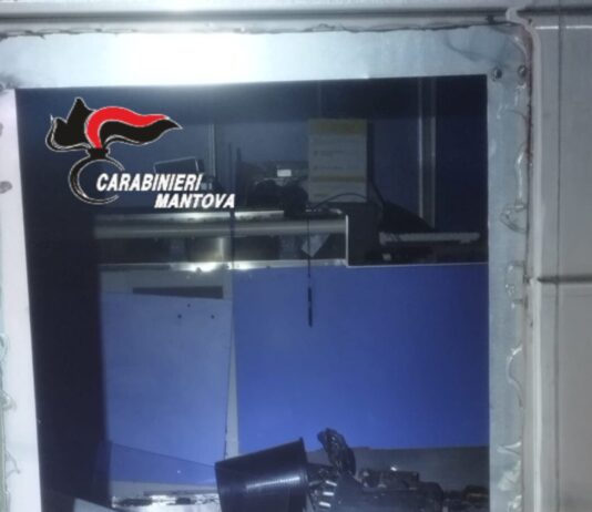 Fanno esplodere il Postamat e se ne vanno con 30mila euro