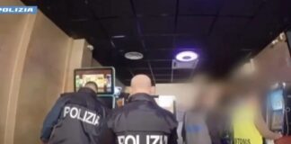 Controlli della Polizia nelle sale giochi: puntate fuori orario e un minorenne che giocava al videopoker