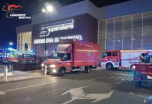 Spray al peperoncino al supermercato, due donne finiscono al Poma