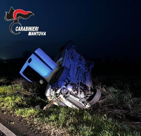 Esce di strada con il furgone, in ospedale un 30enne