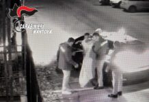 Si presenta nudo ai Carabinieri: droga abbandonata davanti alla caserma