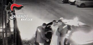 Si presenta nudo ai Carabinieri: droga abbandonata davanti alla caserma