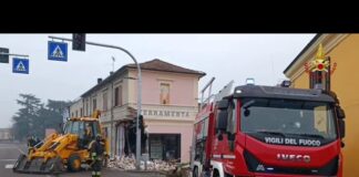In auto contro il muro di una ferramenta: feriti due giovani
