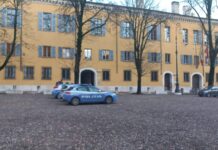 Sassaiola in via Rippa: una dozzina di ragazzini finiscono in questura