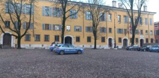 Sassaiola in via Rippa: caccia a un gruppo di ragazzini tramite le telecamere