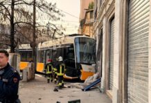Tram deragliato a Milano. Un morto e 20 feriti