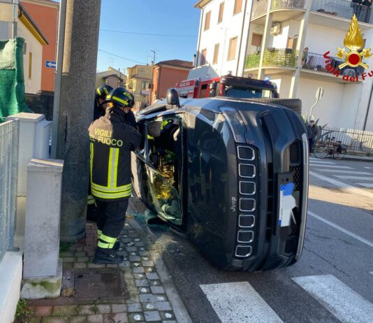 Scontro fra due auto in via Grioli a Cerese: ferito un 33enne