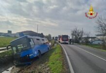 Autobus con 28 studenti a bordo finisce nel fosso tra Gazzo e Susano: due feriti
