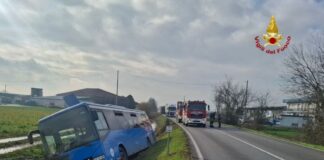 Autobus con 28 studenti a bordo finisce nel fosso tra Gazzo e Susano: tre feriti