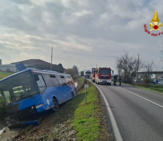 Autobus con 28 studenti a bordo finisce nel fosso tra Gazzo e Susano: tre feriti