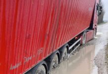 Sermide e Felonica – Camion “affonda” nella banchina causa pioggia