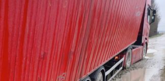 Sermide e Felonica – Camion “affonda” nella banchina causa pioggia