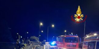 Perde il controllo dell’auto che si ribalta in mezzo alla strada: ferita una 60enne