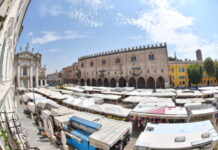 Borseggio sul mercato cittadino: la Polizia arresta una giovane