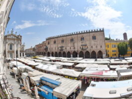 Borseggio sul mercato cittadino: la Polizia arresta una giovane