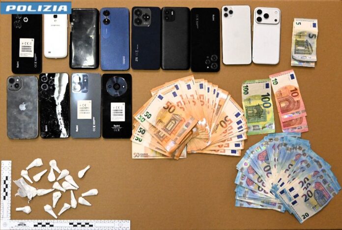 Foto insieme telefoni-soldi-droga LOGO