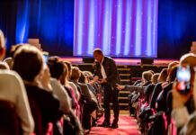 Uccio De Santis diverte il Sociale con i suoi racconti italiani